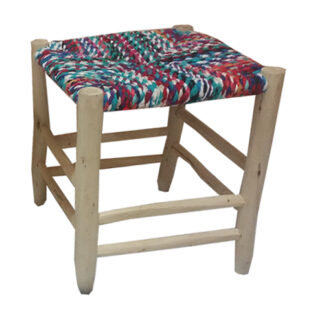 Taburete bajo con asiento de trapillo
